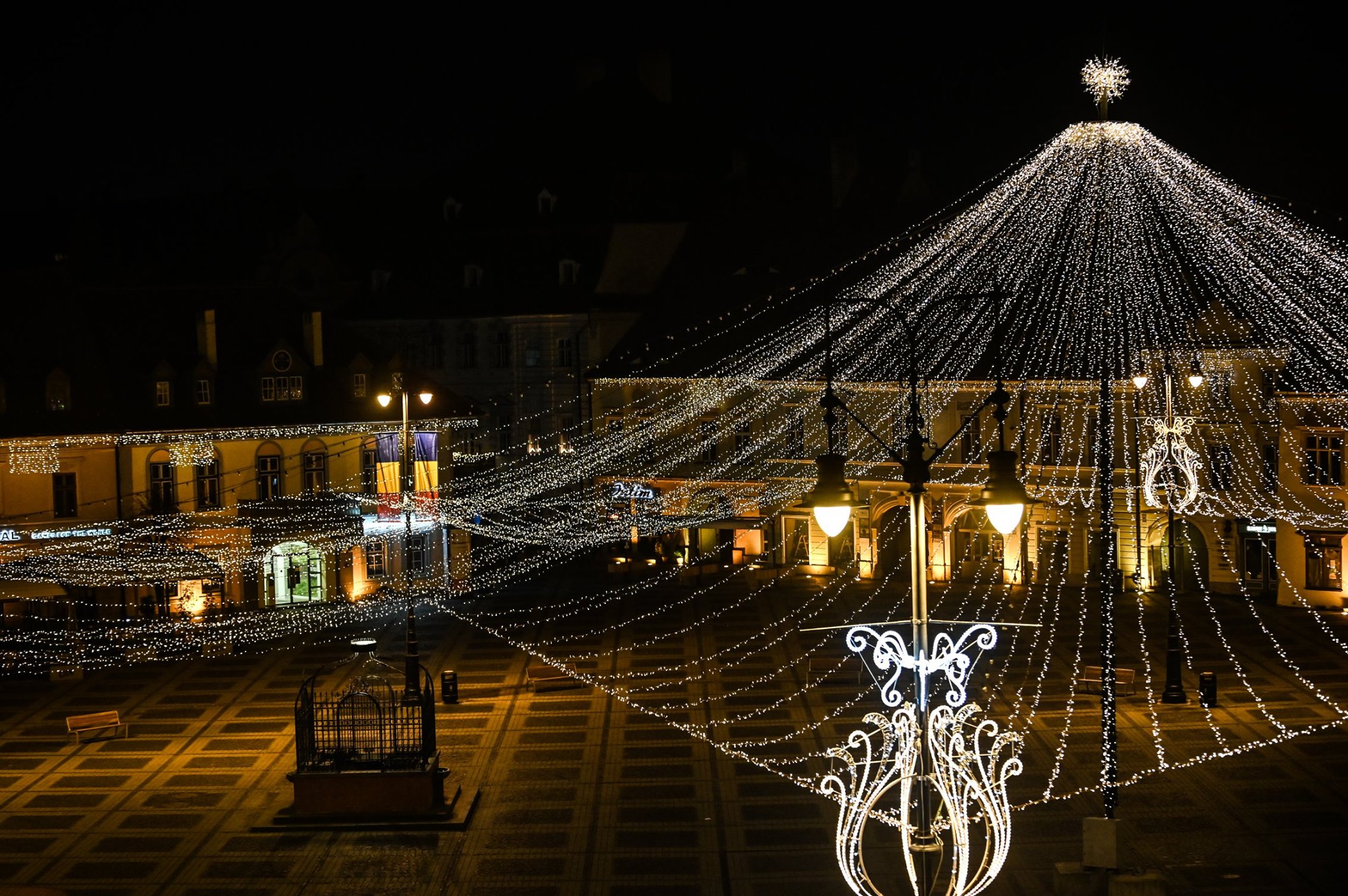 S-a „aprins” centrul Sibiului. Piața Mare pustie, dar iluminată festiv