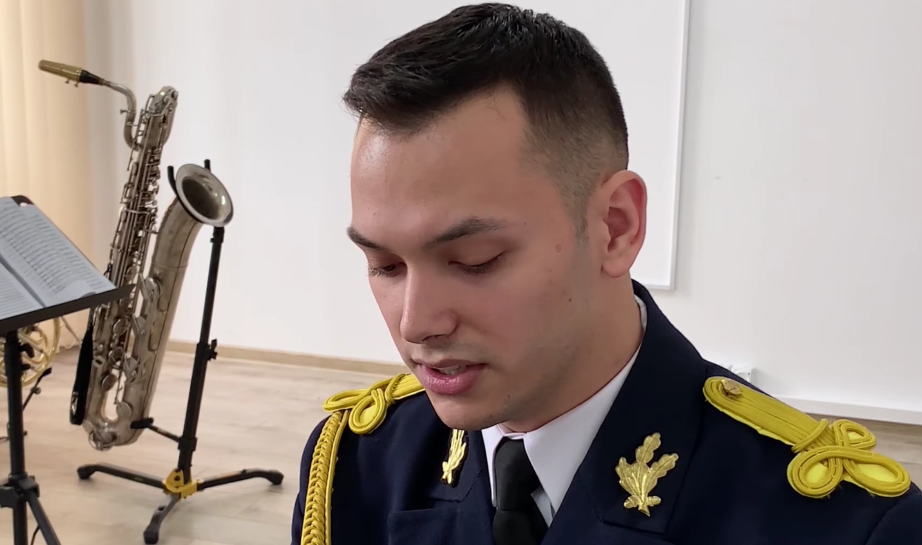 VIDEO | Cele mai frumoase melodii dedicate femeilor, cântate la pian de un militar de la AFT Sibiu