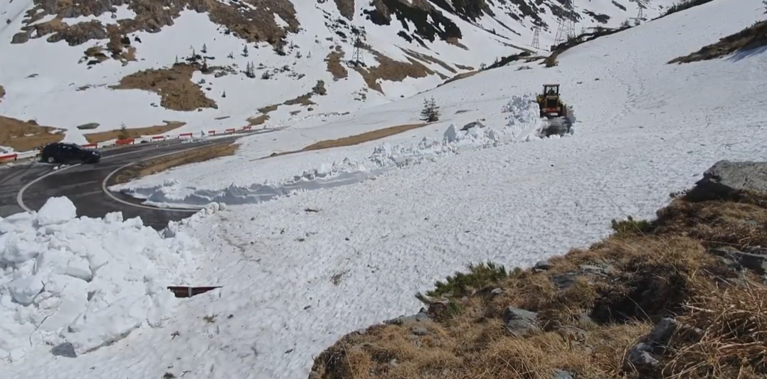 VIDEO| Transfăgărășanul, deszăpezit între Bâlea Cascadă și Bâlea Lac. DRDP Brașov: „Va dura câteva săptămâni bune! Stratul de zăpadă depășește pe alocuri șase metri grosime!”