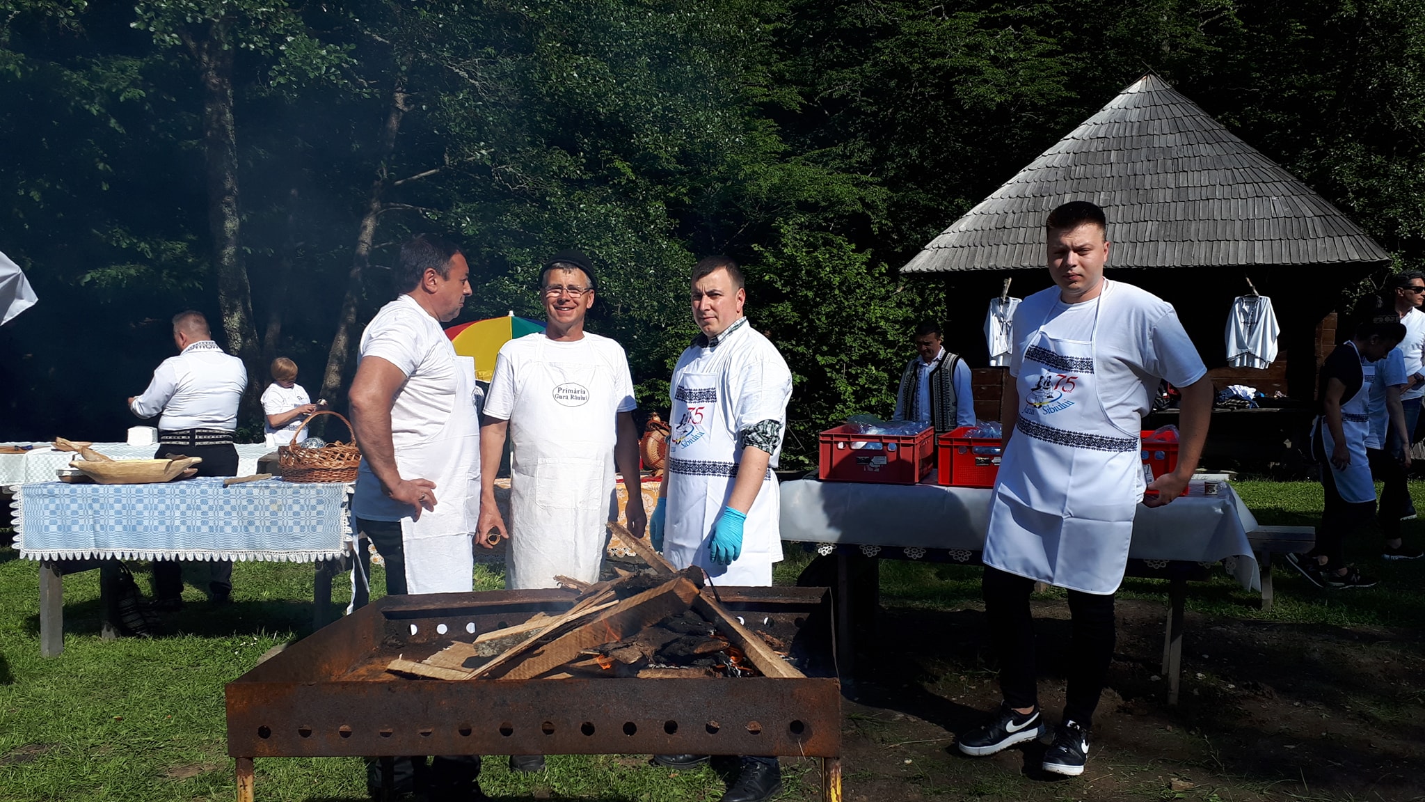 Primarul din Gura Râului a gătit alături de Junii Sibiului cocoloș cu brânză, la „Noaptea Muzeelor”