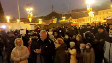 Photo of VIDEO| Protest în centrul Sibiului: “Noi de-aicea nu plecăm,/ Nu plecăm acasă,/ Până nu ne câștigăm/ Libertatea noastră!”