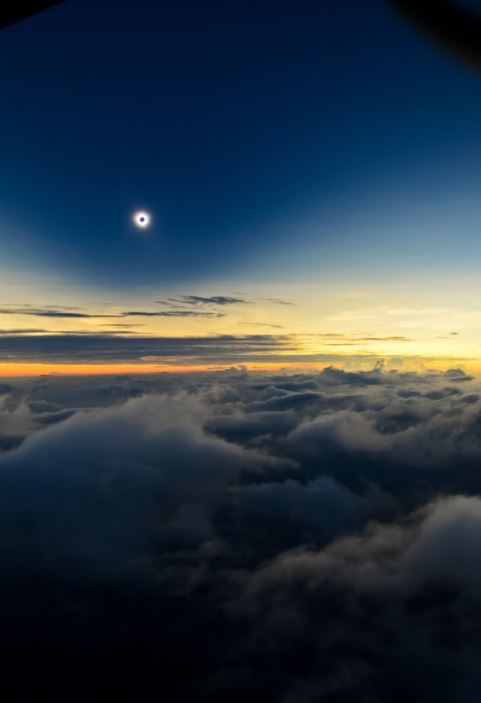 Unii locuitori ai Pământului se pot bucura astăzi de o eclipsă totală de soare