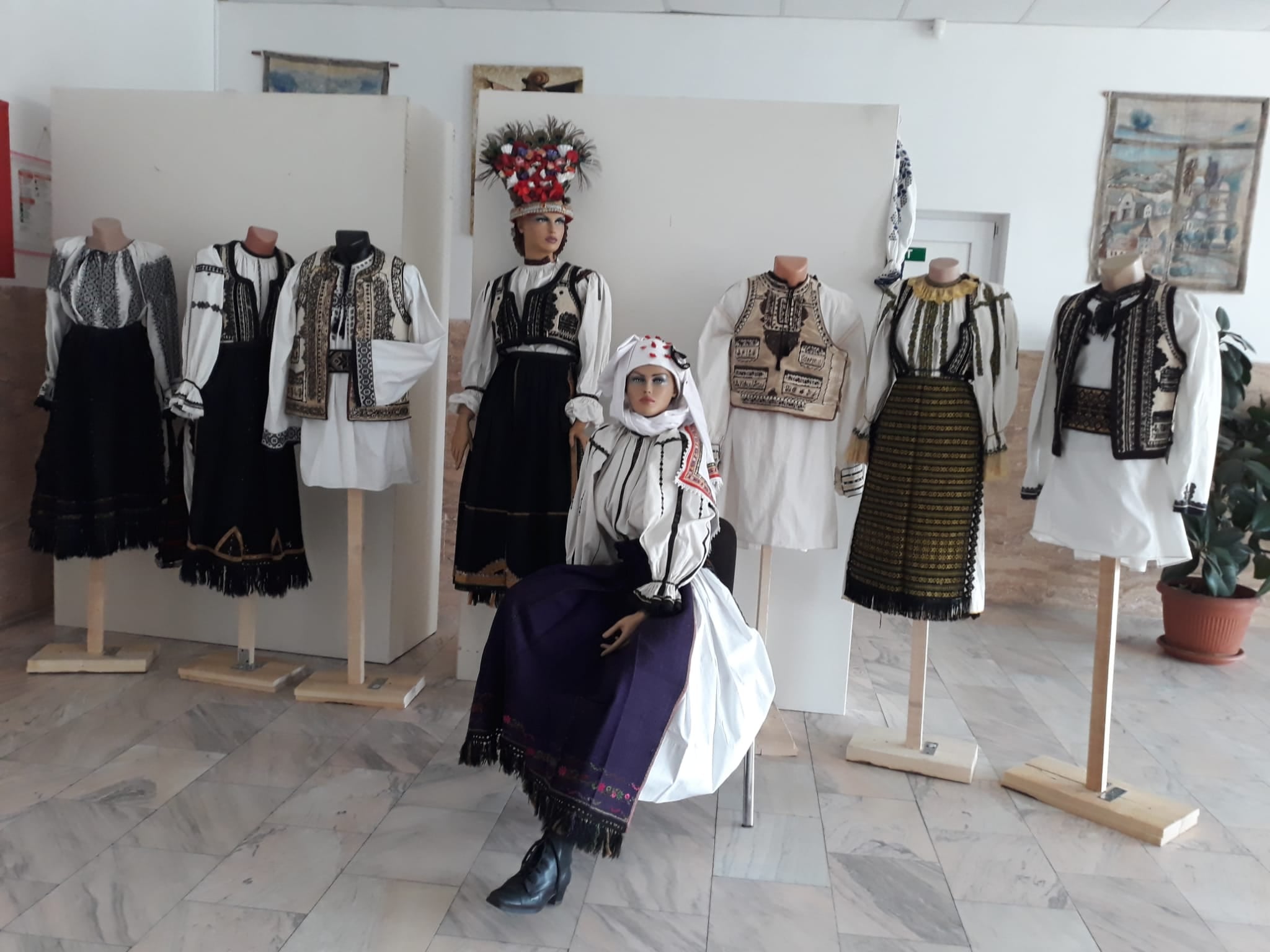 Costume populare vechi de peste 100 de ani, expuse la Agnita
