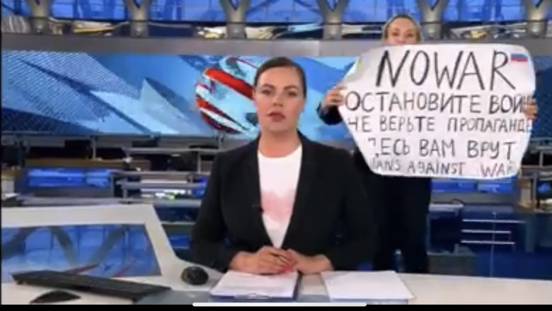 VIDEO| Jurnalistă din Rusia, reținută de polițiști, după ce a apărut în direct cu un mesaj anti-război