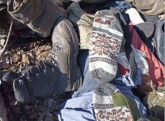 Șosete, papuci, detergenți și o mașină de tocat carne, furate de la ucraineni și găsite în ranițele soldaților ruși