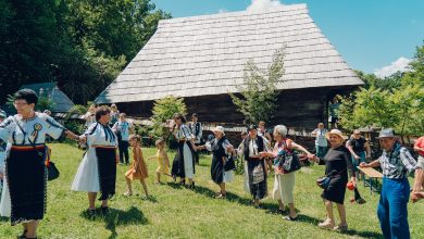 Photo of Ziua Costumului Tradițional din România, marcată în Muzeul ASTRA. Intrare gratuită pentru vizitatorii în port popular