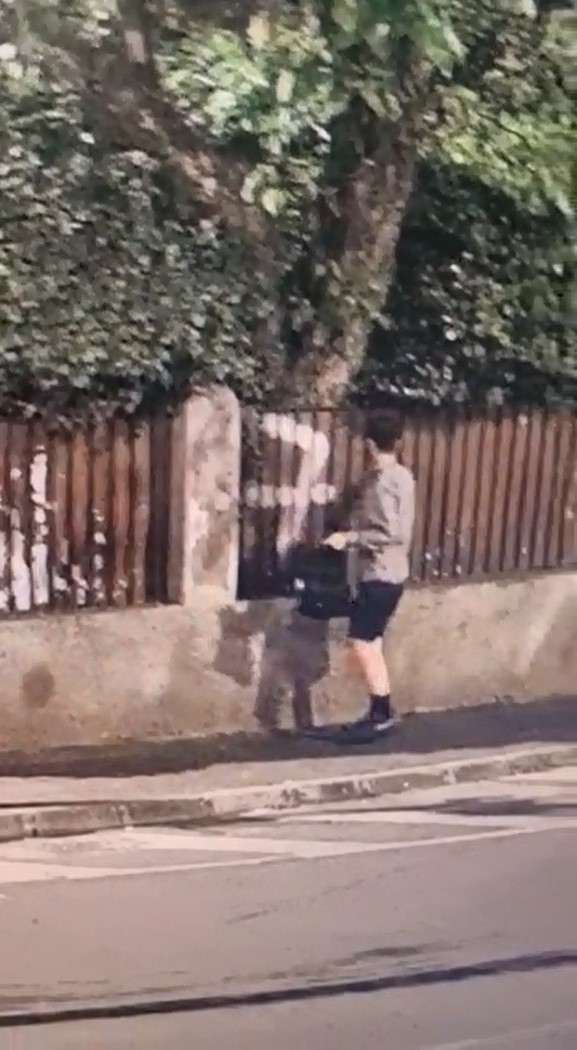 FOTO| Tânăr prins în flagrant, în timp ce „colora” Sibiul cu graffiti