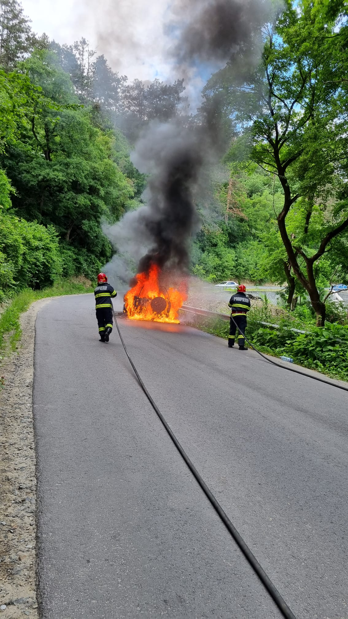 VIDEO| Incendiu la o mașină aflată în mers, între Șeica Mare și Șeica Mică