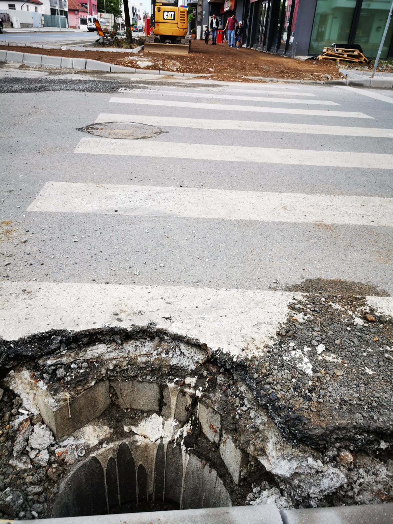 FOTO| Pericol public în Sibiu: groapă pe trecerea de pietoni, în apropiere de o școală și o grădiniță