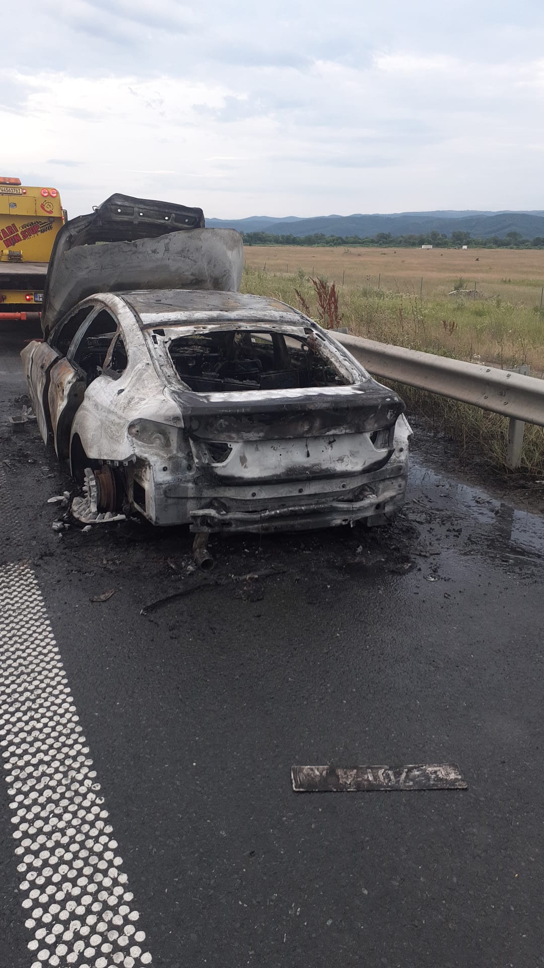 FOTO| Mașină în flăcări, pe A1 Deva-Sibiu