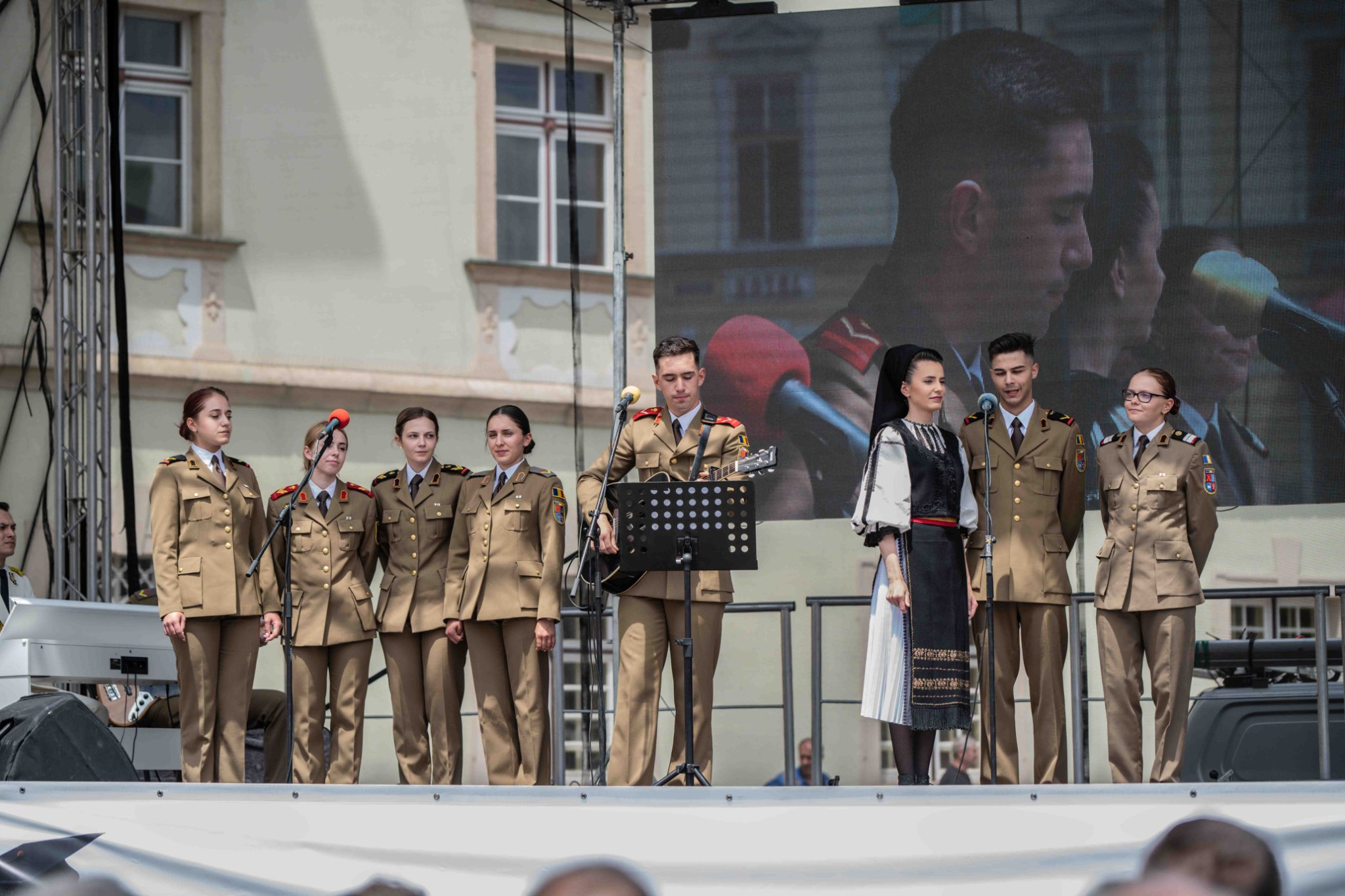 Studenții Academiei Forțelor Terestre din Sibiu cântă pentru prima oară la FITS