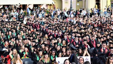 Photo of Peste 2.000 de absolvenți își agață studenția în cui, în Piața Mare