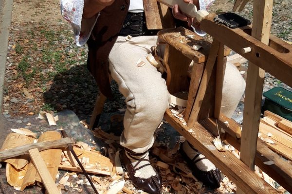VIDEO| Demonstrații de cioplit în lemn, în Muzeul din Dumbrava Sibiului