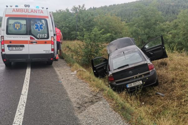 Accident pe DN14, la ieșire din Slimnic spre Mediaș. O mașină a părăsit carosabilul, o femeie la spital