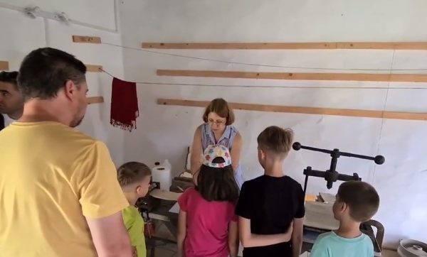 VIDEO| Ateliere de confecționat hârtie manuală și de mobilier pictat, la „Școala în satul tradițional” a Muzeului ASTRA