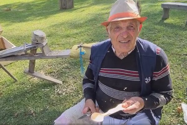 VIDEO| La 86 de ani, un meșter a venit în Muzeul ASTRA să predea noii generații tainele lemnului