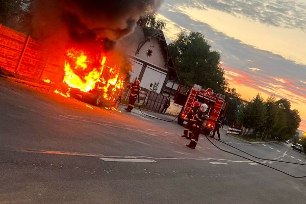 VIDEO| Incendiu la o mașină, pe strada Frezorilor din Sibiu. Focul, pus intenționat