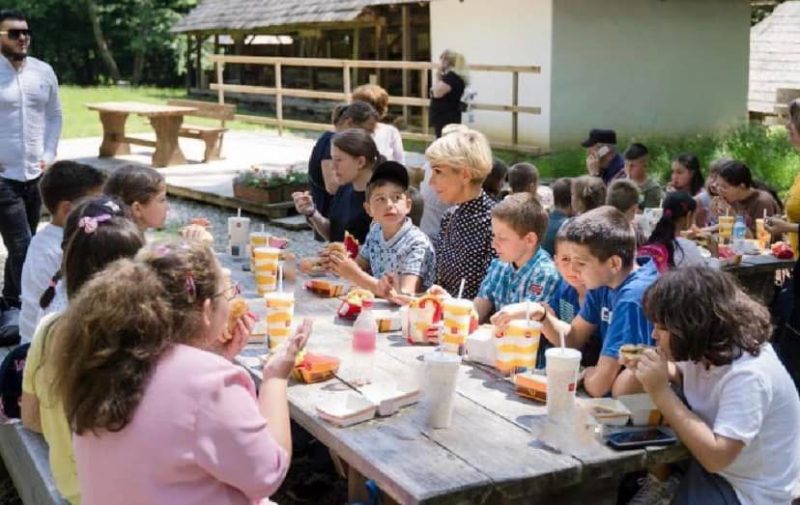 Elevii din 12 școli sibiene primesc, zilnic, un prânz gratuit