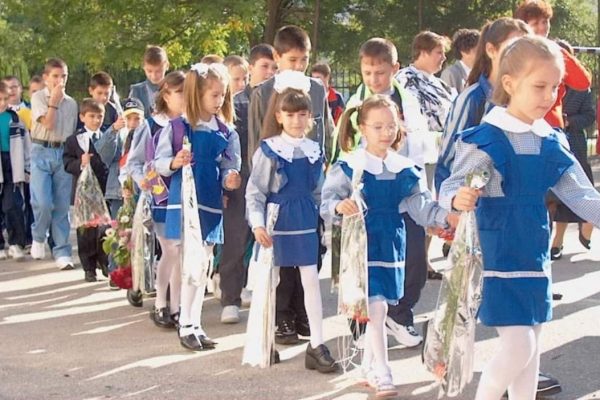 AUR vrea reintroducerea uniformelor școlare: „Elimină stresul copiilor și al părinților de a decide zilnic cu ce să se îmbrace!”