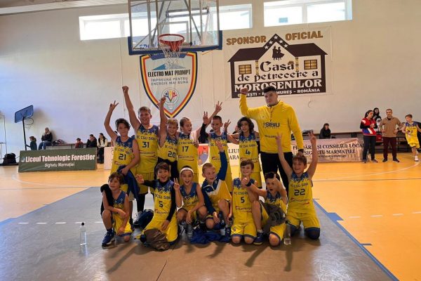 Copiii din 2012 de la BC CSU Sibiu au cucerit podiumul Cupei Sighetu Marmației Basketball. Antrenorul Eduard Kirr: „Pentru ei, îndeosebi, a fost inedit să joace cinci meciuri și să le câștige pe toate!”