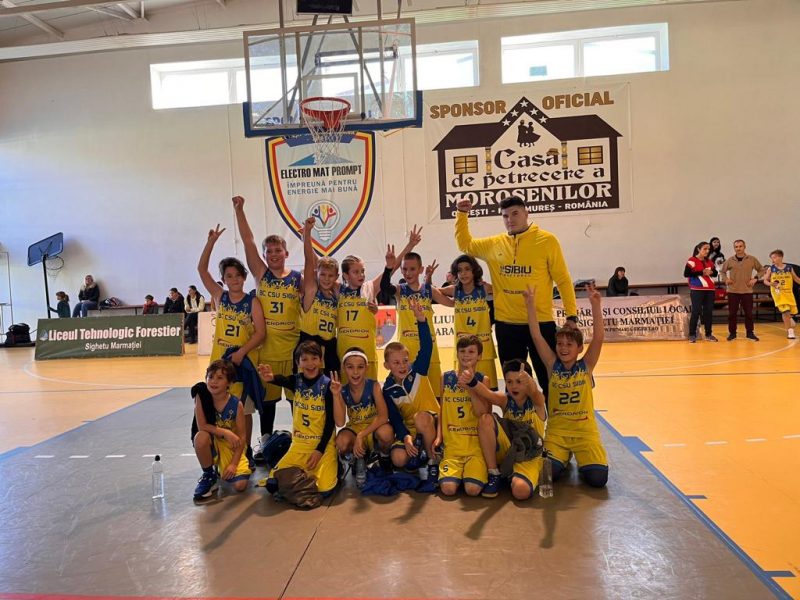 Copiii din 2012 de la BC CSU Sibiu au cucerit podiumul Cupei Sighetu Marmației Basketball. Antrenorul Eduard Kirr: „Pentru ei, îndeosebi, a fost inedit să joace cinci meciuri și să le câștige pe toate!”