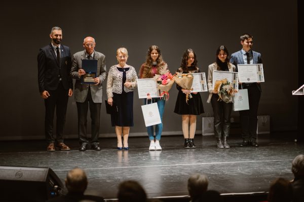 Gala de Excelență Rotary Club Sibiu: premii în bani, laptopuri și cărți pentru cei mai valoroși elevi și o distincție de onoare pentru prof. Martin Bottesch