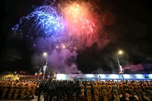 VIDEO| Foc de artificii în centrul Sibiului, pe muzica lui George Enescu și Ciprian Porumbescu, de Ziua Națională a României