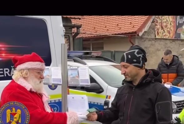 VIDEO| Echipa Moș Crăciun- polițiști, la datorie pe drumurile din oraș