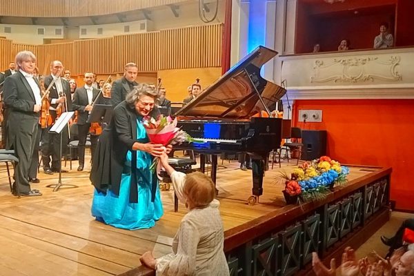 Elisabeth Leonskaja, concert cu sala plină la Sibiu: „Este un oraș special, unde domnește mereu un sentiment de ordine. Aici simt viața de demult, care era foarte bună pentru oameni!”