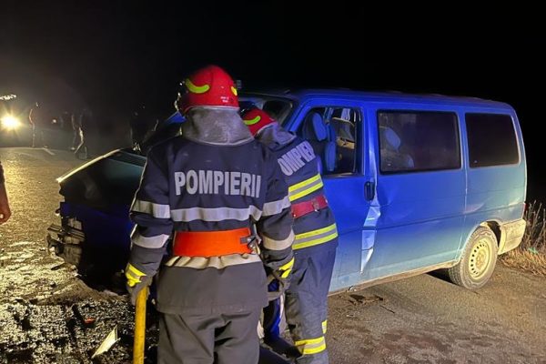 UPDATE| Accident între Cornățel și Hosman, între un microbuz și un autoturism. Două persoane la spital, trafic blocat