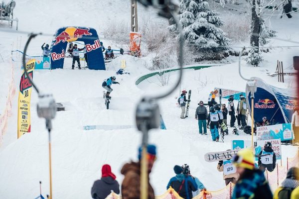 Copiii schiori și snowboarderi se întrec la Arena Platoș Păltiniș