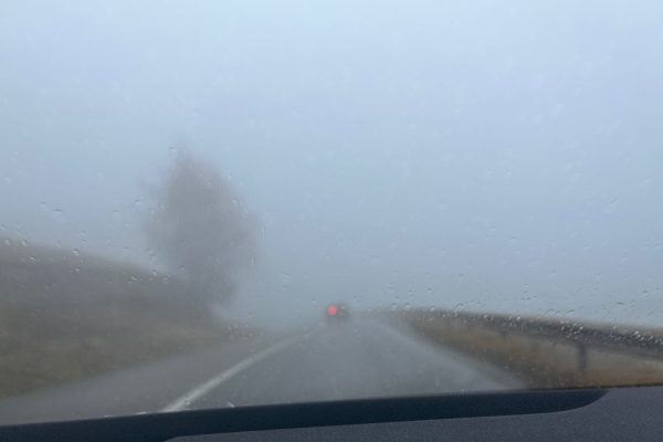 Atenție în trafic! Ceață, vizibilitate redusă și polei
