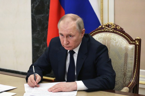 Putin ordonă încetarea focului în Ucraina, timp de două zile