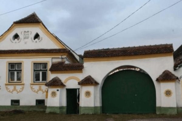 Opt case cu arhitectură tradițională din Hoghilag, restaurate prin PNRR cu 480.000 euro