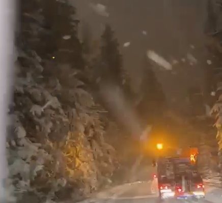 VIDEO| Ninge abundent pe drumul spre Păltiniș. 30 de tone de material antiderapant, folosite până acum