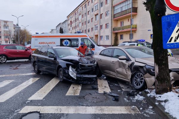 Accident pe Calea Cisnădiei. O femeie însărcinată, transportată la spital