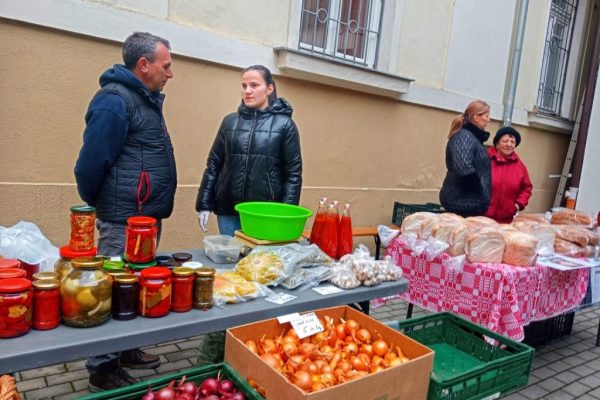 „Piața la birou” aduce 11 producători locali în curtea Consiliului Județean Sibiu