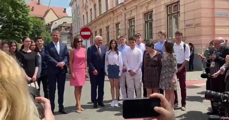 VIDEO| Carmen Iohannis și elevii săi i-au așteptat pe cei doi președinți pentru o fotografie