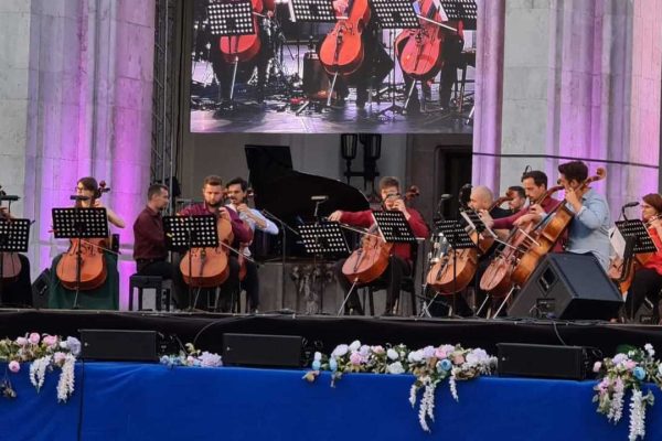 „Violoncellissimo 100”, concert inedit în Piața Mare