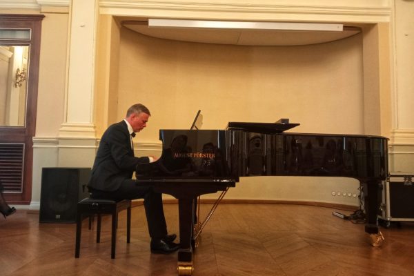 Recital de pian susținut de Csíky Boldizsár, la „Zilele Muzicale Româno-Americane”