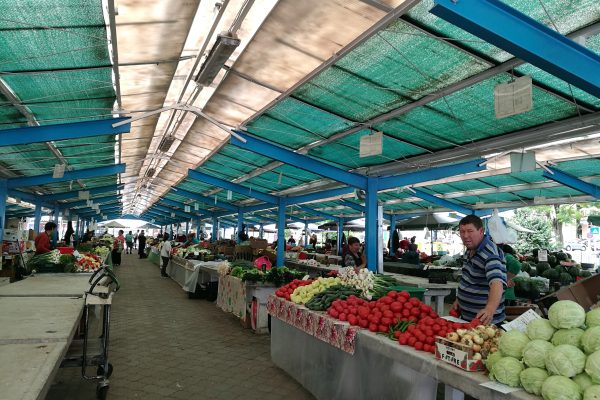 Piețele din Sibiu, la concurență cu marile magazine. Cât costă legumele și fructele românești