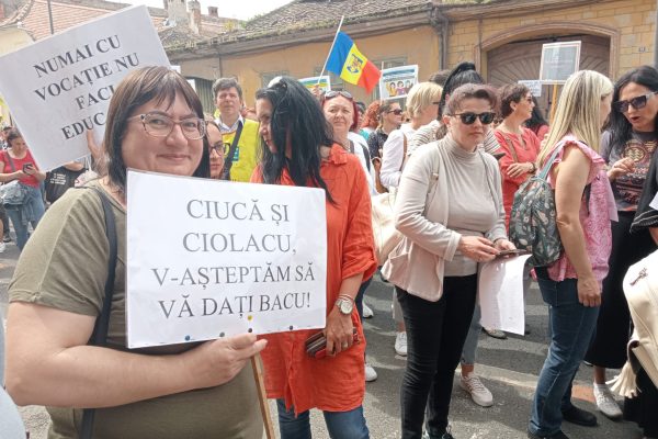 Îndemnul profesorilor sibieni ieșiți în stradă: ”Ciucă și Ciolacu, v-așteptăm să vă dați BAC-ul!”. 2000 de protestatari în centrul Sibiului