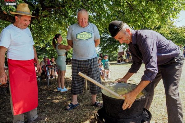 VIDEO| Localnicii din Șura Mare și Hamba au încins ceaunele și și-au poftit musafirii la un prânz ciobănesc