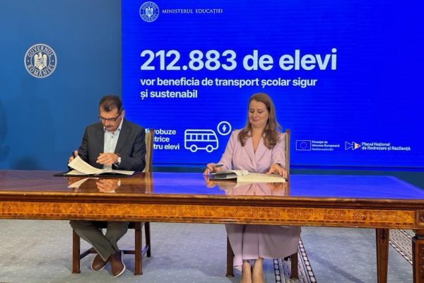 CJ Sibiu a semnat contractul de finanțare pentru 56 de microbuze școlare electrice
