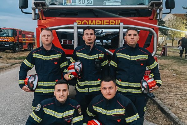 Pompierii sibieni care s-au luptat cu flăcările în Grecia s-au întors acasă: „Experiența a fost unică, din toate punctele de vedere! Cu toate acestea, sperăm din tot sufletul să ne ferească Dumnezeu de așa ceva!”