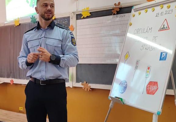 Lecții de la polițiștii sibieni, la „Școala Altfel”
