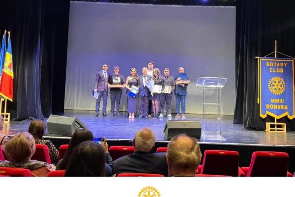 Elevii performanți din colegiile și liceele din Sibiu, premiați de Rotary Club