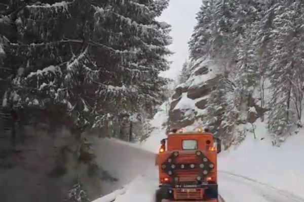 VIDEO| Drumarii deszăpezesc Transfăgărășanul. Stratul de zăpadă depășește 60 de cm în Făgăraș