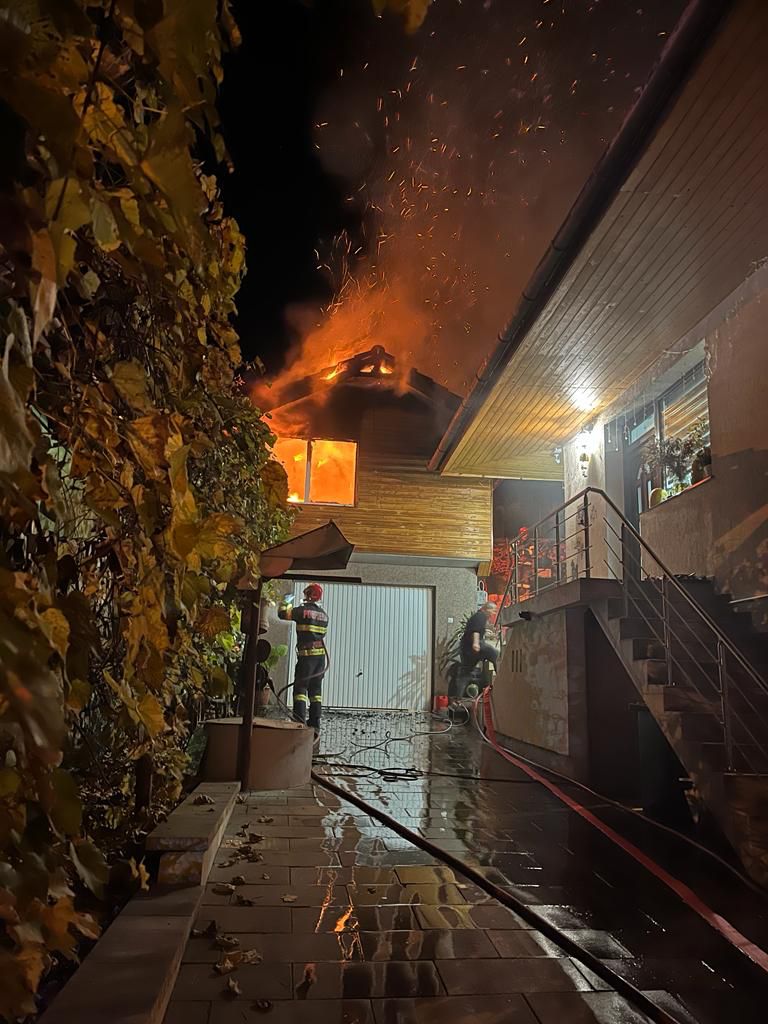 Incendiu la o cabană de lemn din Mediaș, din cauza unui șemineu